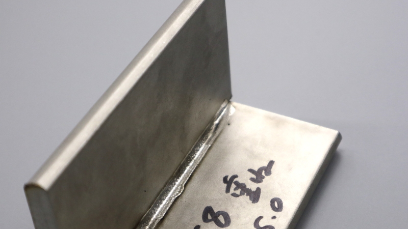 ファイバーレーザー溶接は厚板も対応可能。のSUS304 t=8mm 共付け溶接（なめ付け溶接）の溶接サンプル画像。