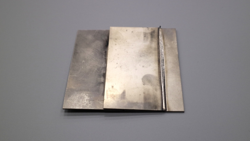 ファイバーレーザー溶接のサンプル画像。純チタン2種と64チタンの重ね溶接。異種材の溶接も可能。