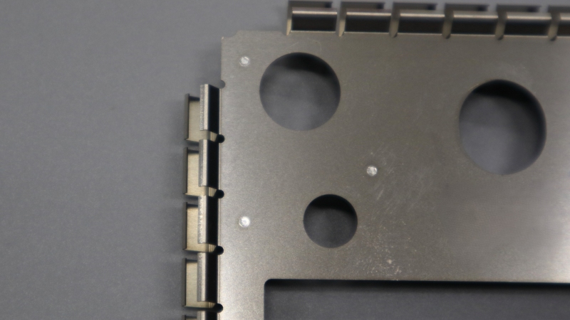 ファイバーレーザー溶接のサンプル画像。薄板へのスポット溶接。