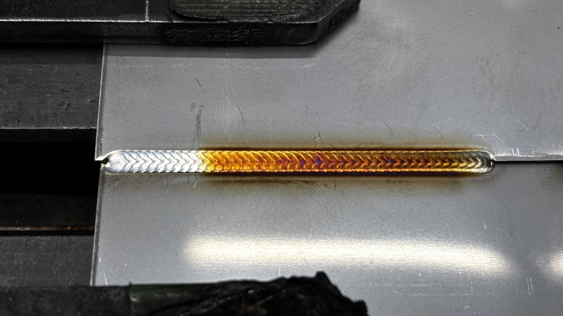 ビームウィービング機能を使用したファイバーレーザー溶接の製品サンプル画像。