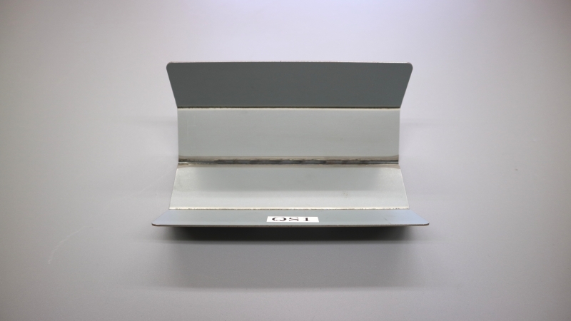 QS1（電気亜鉛めっき鋼板/SECC）のFLW溶接サンプル製品（裏面）。