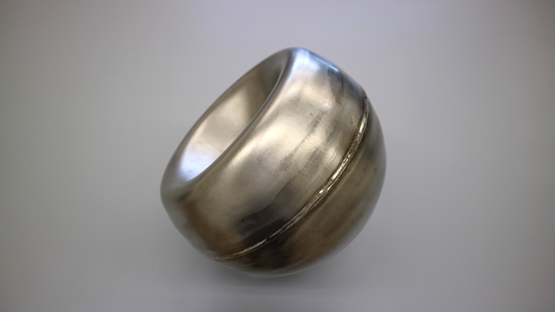 NHKの番組出演時に使用した64チタン製の球体ボンベの画像。耐圧試験でできたへこみ痕がある。