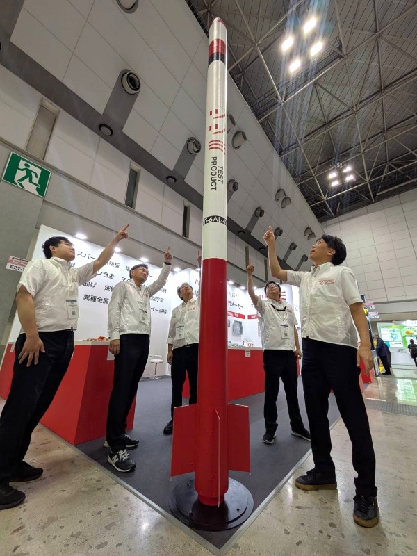 機械要素技術展のブース画像。ロケットの模型。