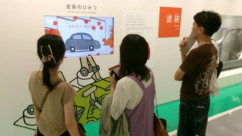 トヨタ産業技術記念館にて館内展示を見学する様子。