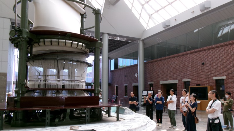 トヨタ産業技術記念館にて館内展示を見学する様子。