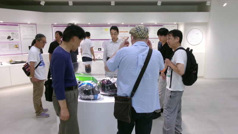 ノリタケの森にて館内展示を見学する様子。